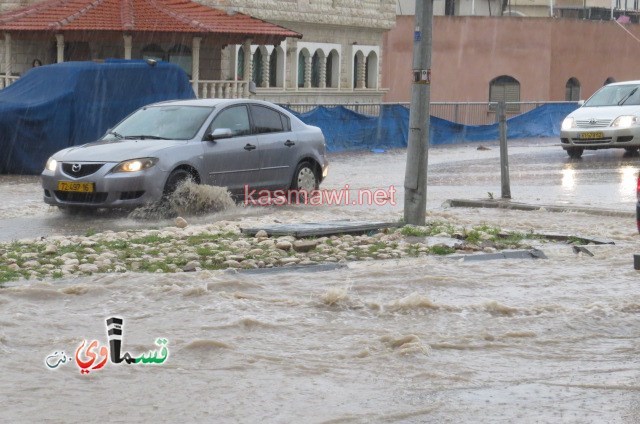 كفرقاسم – فيديو: العواصف والامطار الغزيرة تصل دوار توفيق طوبي وتغمره بالمياه وتعطل حركة السير هناك .